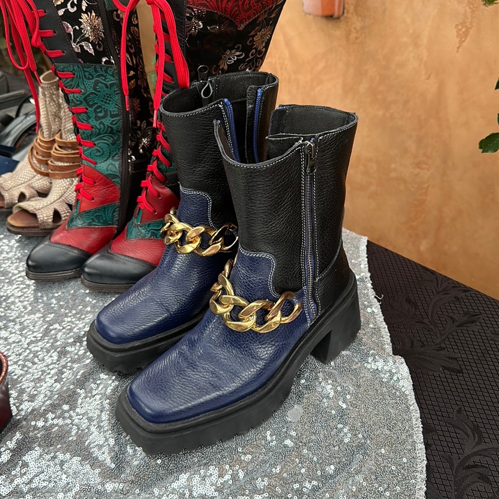Giroi II gold chain combat boot